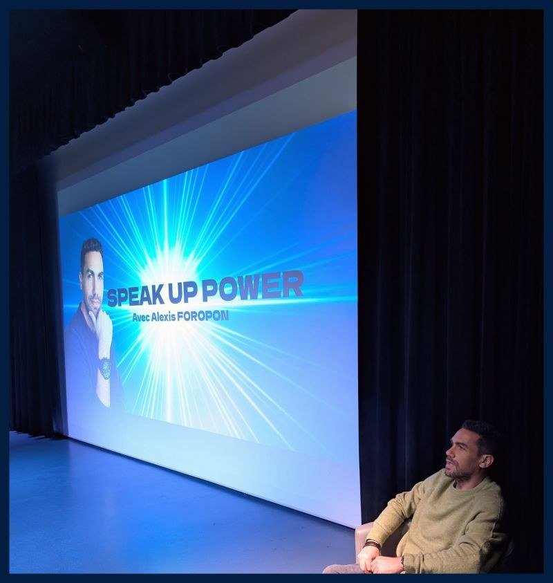 Alexis Foropon lors d'une intervention en public, écran affichant Speak Up Power